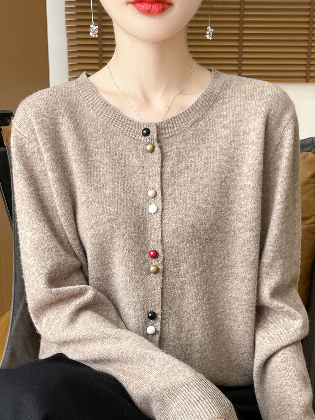 Damen Strickjacke mit farbigen Knöpfen | Weich & Stylisch | Perfekt für jede Jahreszeit
