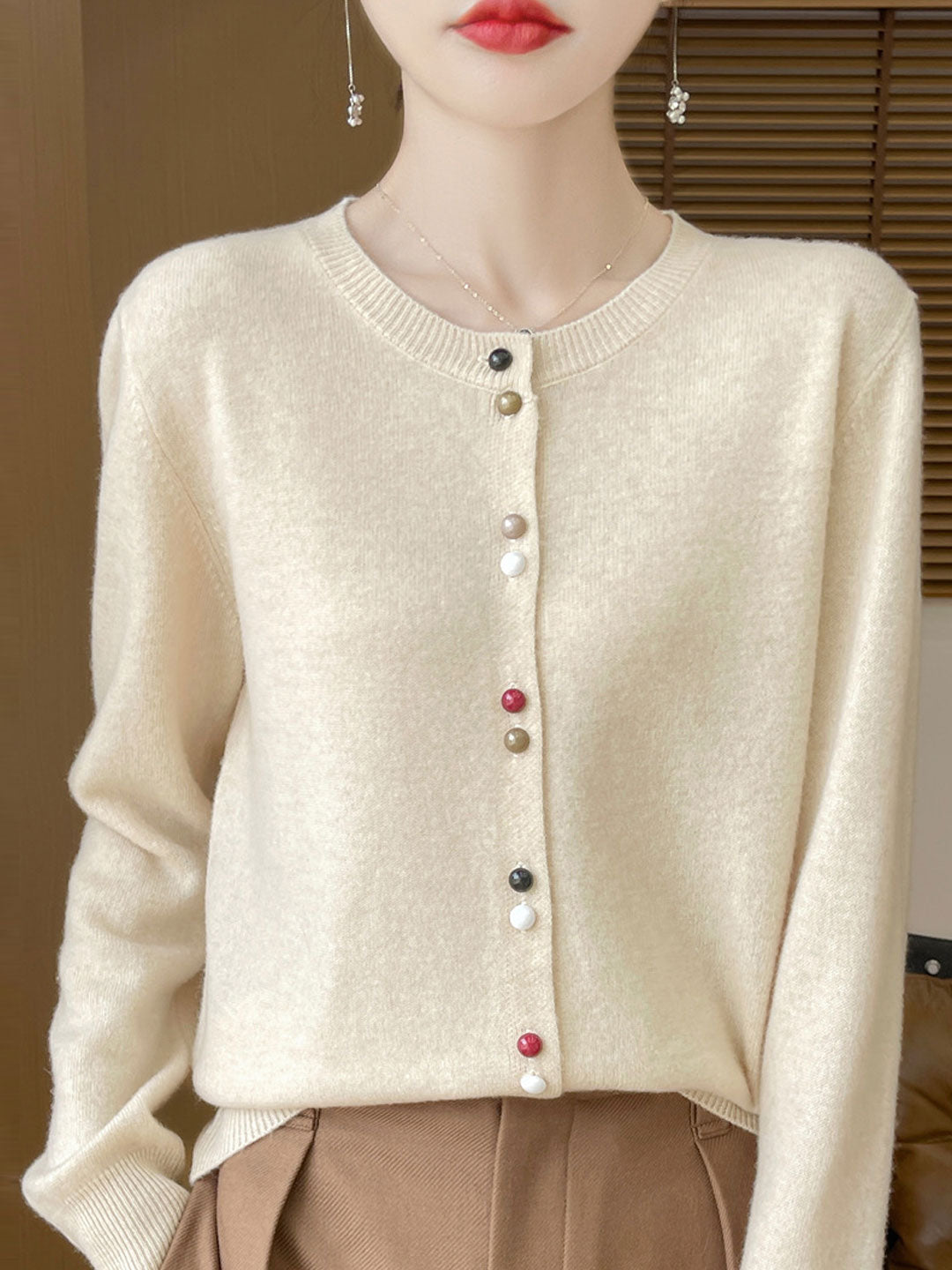 Damen Strickjacke mit farbigen Knöpfen | Weich & Stylisch | Perfekt für jede Jahreszeit