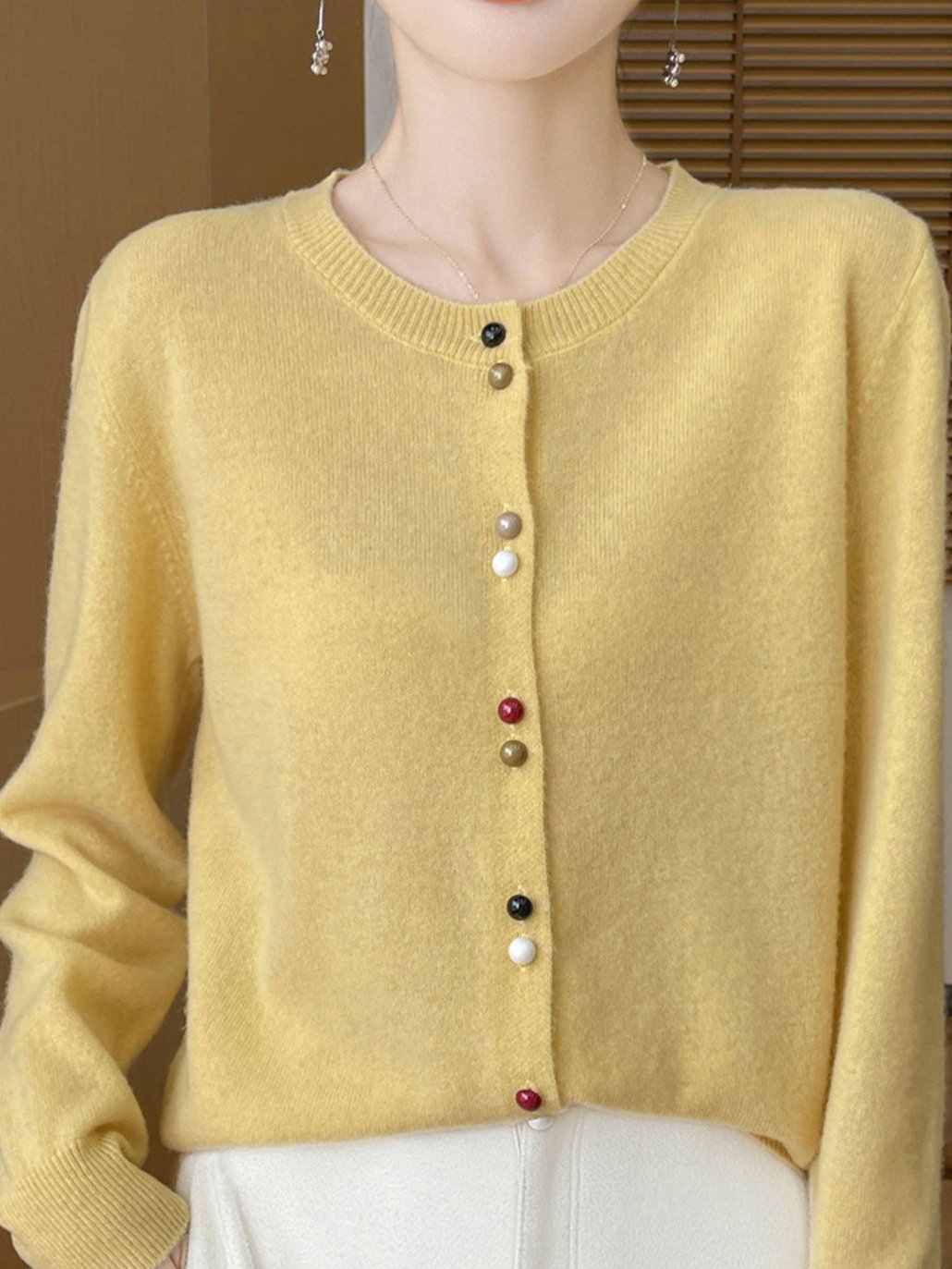 Damen Strickjacke mit farbigen Knöpfen | Weich & Stylisch | Perfekt für jede Jahreszeit