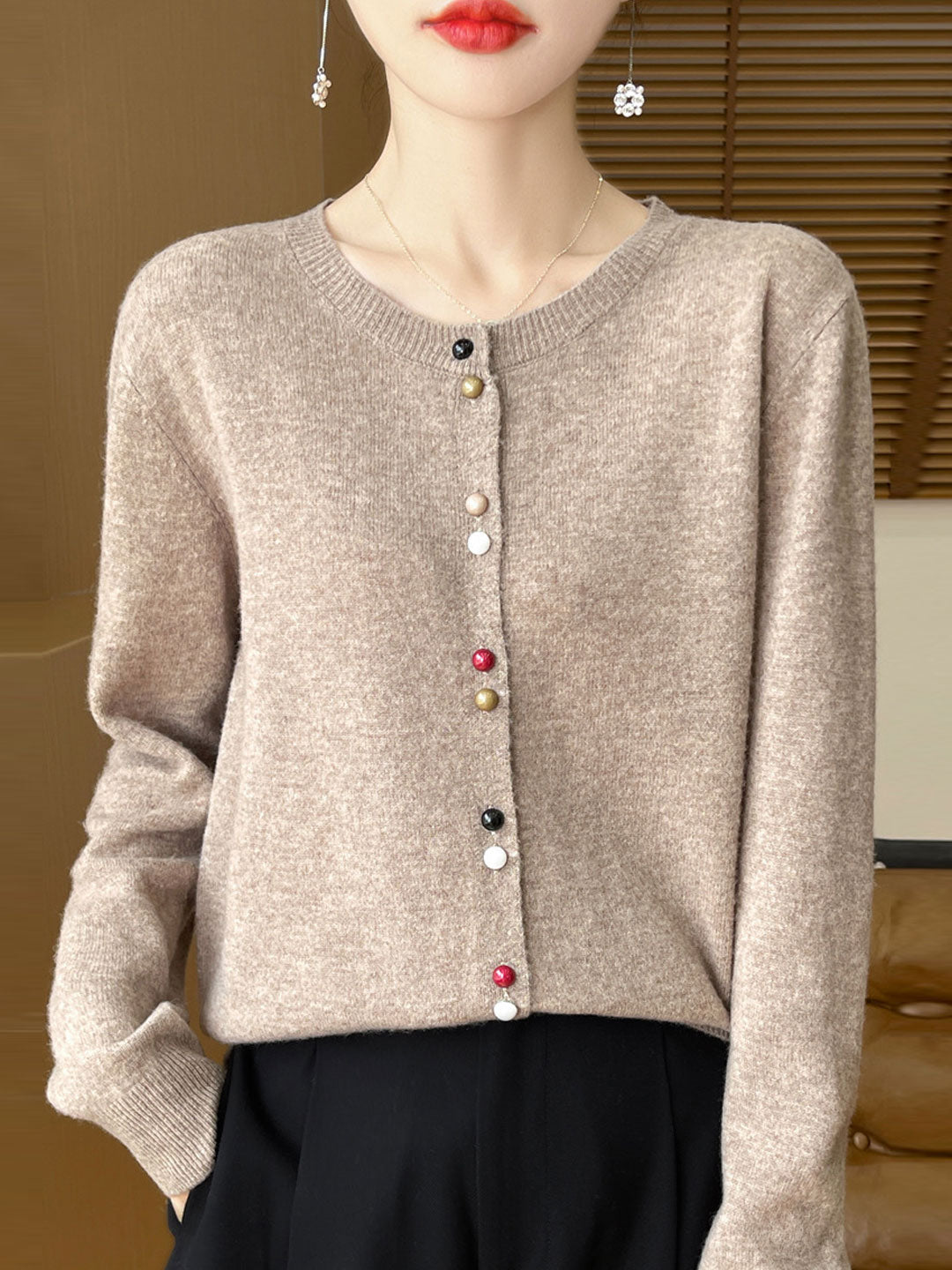 Damen Strickjacke mit farbigen Knöpfen | Weich & Stylisch | Perfekt für jede Jahreszeit