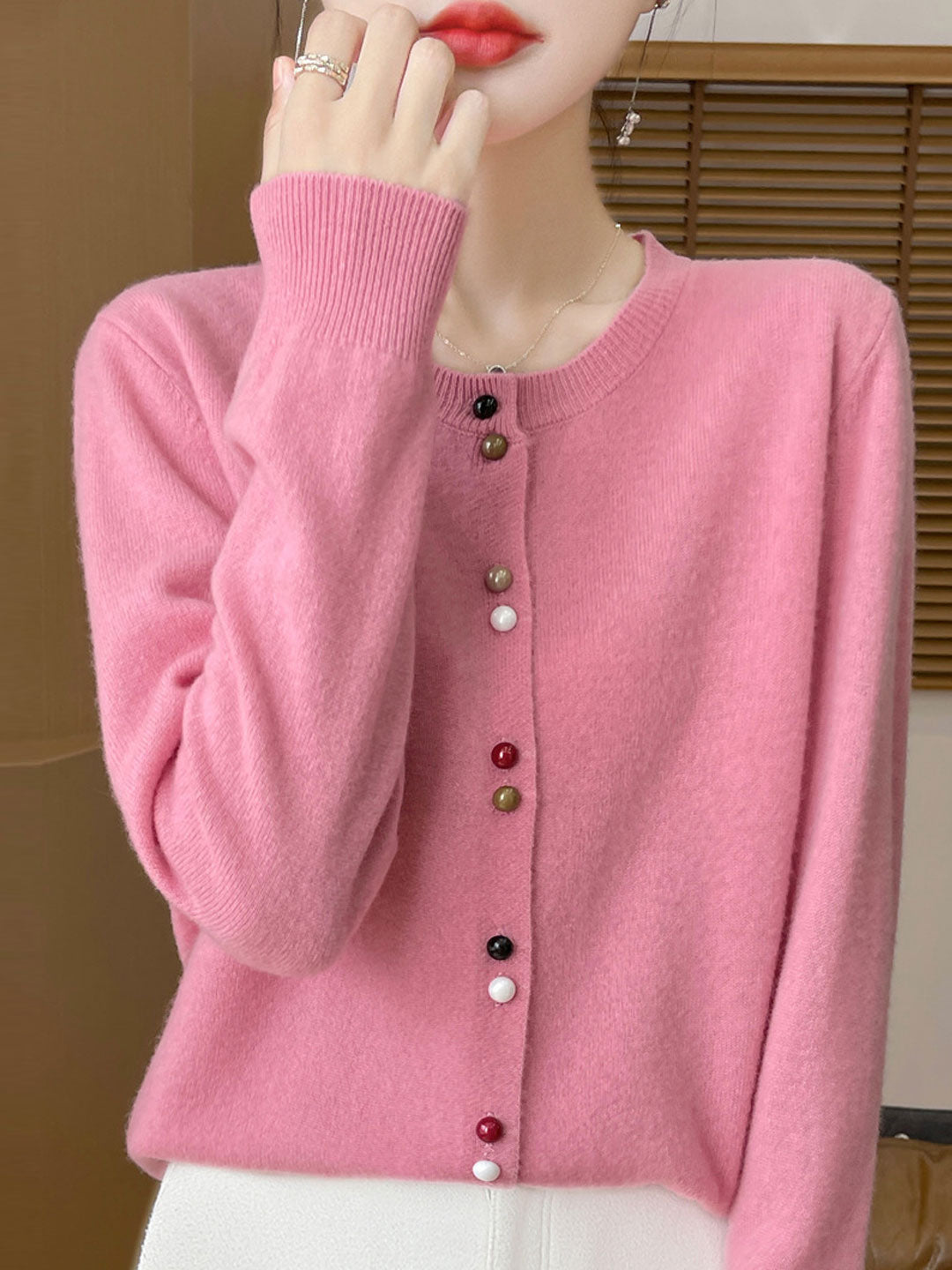 Damen Strickjacke mit farbigen Knöpfen | Weich & Stylisch | Perfekt für jede Jahreszeit