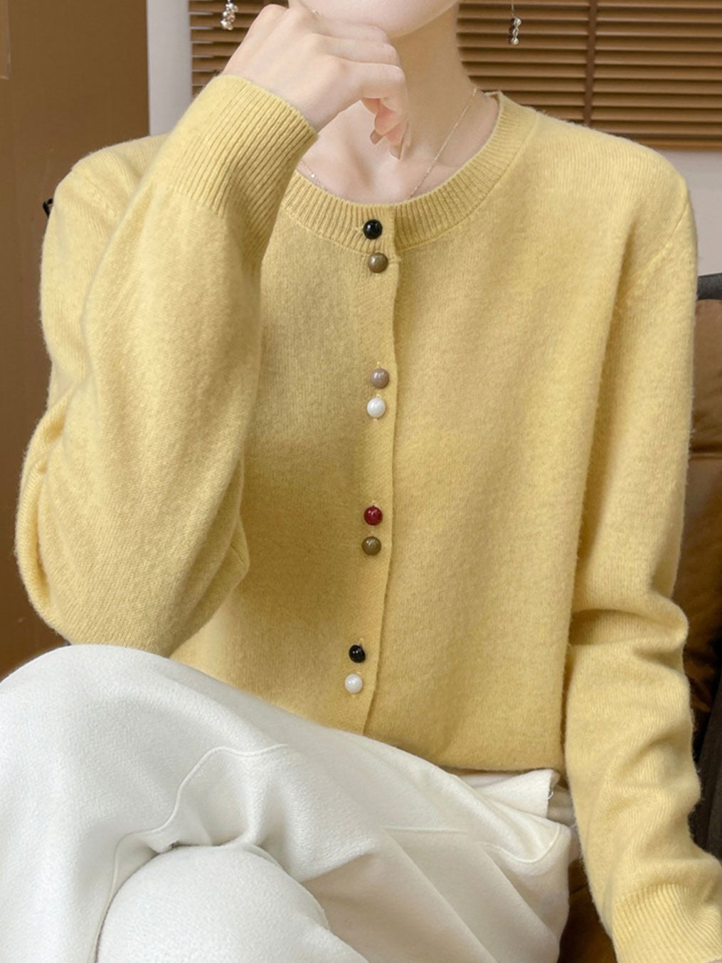 Damen Strickjacke mit farbigen Knöpfen | Weich & Stylisch | Perfekt für jede Jahreszeit